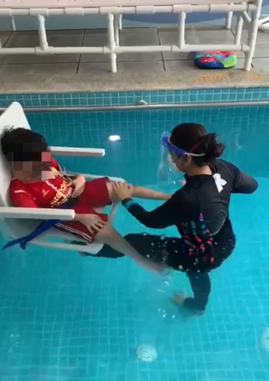 A 10-year-old child with a genetic condition called osteogenesis imperfecta walks again after 4 years with an Aquatic Therapy treatment