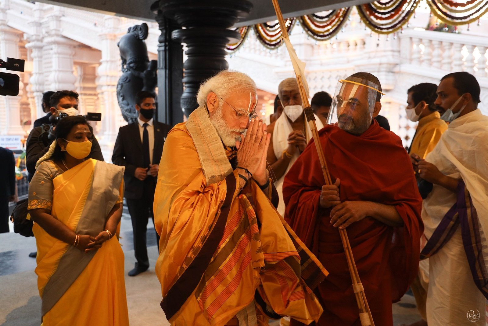 PM-Shri-Narendra-Modi-with-HH-Chinna-Jee