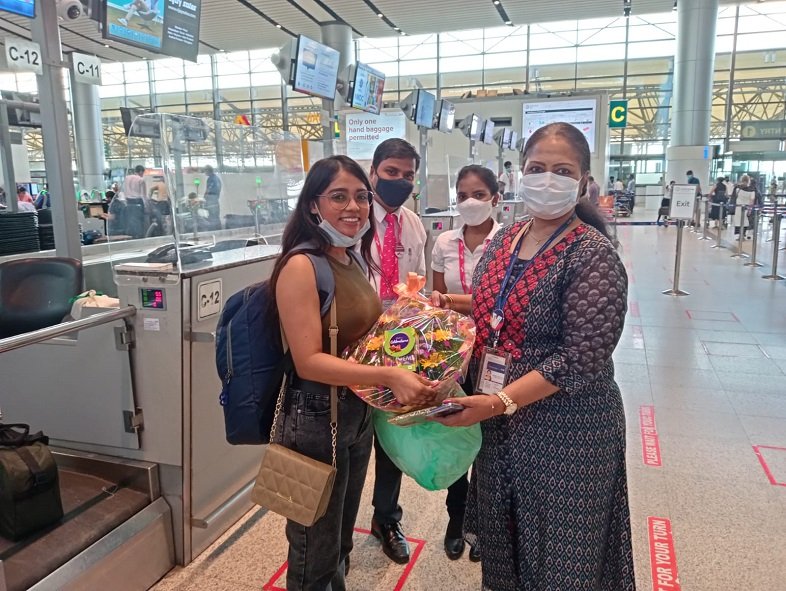 Ms Sonali greeted and acknowledged with a bouquet of flowers by Ms Bibiana (Terminal Head – GHIAL)
