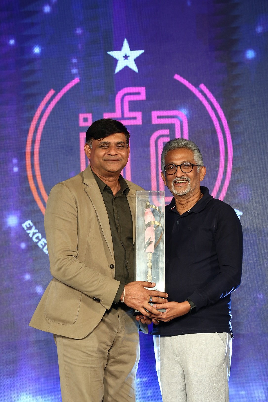 Sanjeev_Rao__CEO_Being_Human_Clothing_accepting_the_award_at_India_Fashion_Forun_2022_-_resize