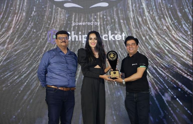 Vineeta Singh, CEO, SUGAR COSMETICS receiving the IMAGES MOST ADMIRED D2C PROFESSIONAL BRAND OF THE YEAR AWARD from NAVIN MISTRY, SENIOR ADVISOR, SHIPROCKET & BHAVESH PITRODA, CEO, IMAGES GROUP