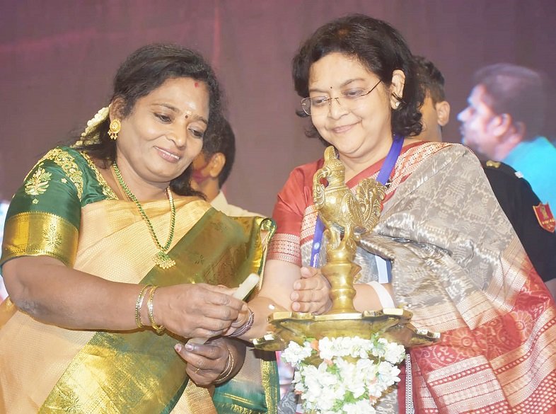Chief Guest Her Excellency Hon’ble Dr (Smt.) Tamilisai Soundararajan, Governor of Telangana; inaugurating the Robo Gyn India 2022, the first exclusive Conference on Gynecological Robotic Surgeries & the Association of Gynecological Robotic Surgeons (AGRS); today at Sheraton Hyderabad Hotel; as Dr Rooma Sinha, Organizing Chairperson, Founder President, AGRS; looks on.