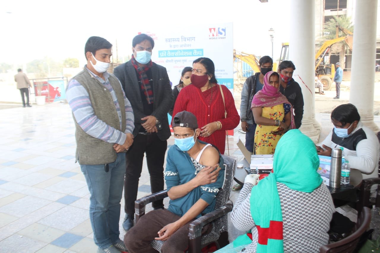 Health Department Faridabad organises free Covid vaccination drive at Omaxe World Street (2)