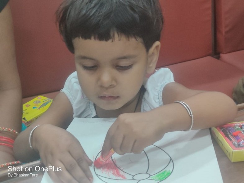 kids doing painting at wadia hospital (3)