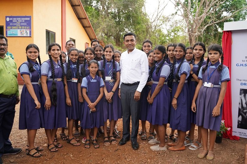 Dr Pramod Sawant, Hon’ble Chief Minister of Goa with the children of GHS Dadachiwadi, Dhargalim
