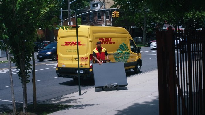 DHL courier delivering a Van Gogh Museum Edition at a school in New York City in support of the Heart for Art programme. Credit: Mals Media 