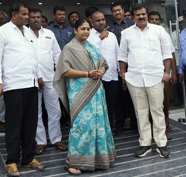 SUNITHA LAXMA REDDY AND KRANTHI KUMAR SEEN VISITING THE SHOWROOM