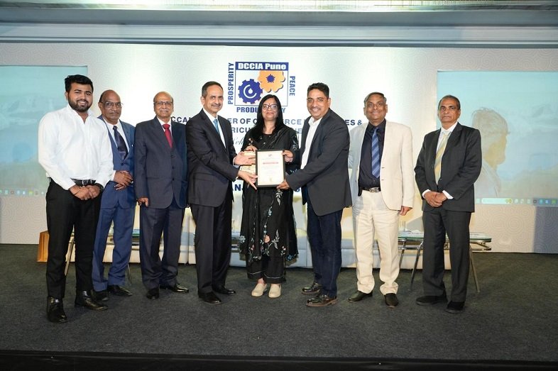 Anushka Sharma receiving the award (1)